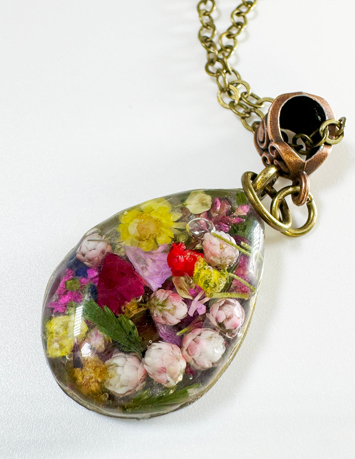 Pendant filled with Flowers in Glossy Resin