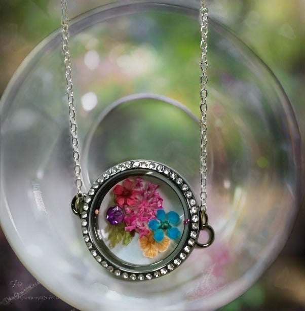 Black Wreath Locket has this front