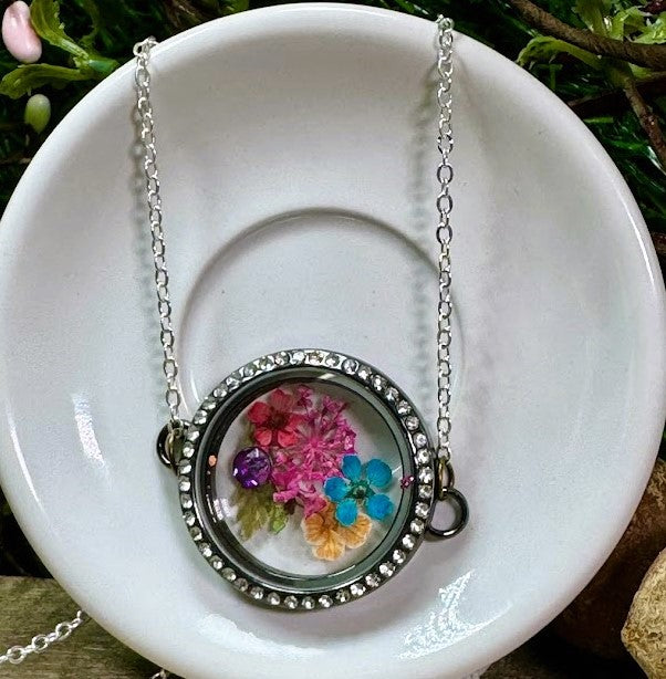 A Variety of Customizable Lockets for your Favorite Memories