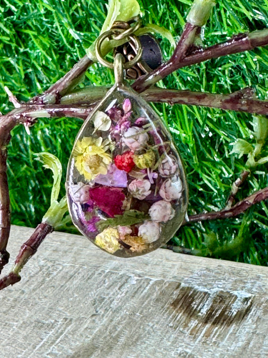 Pendant filled with Flowers in Glossy Resin