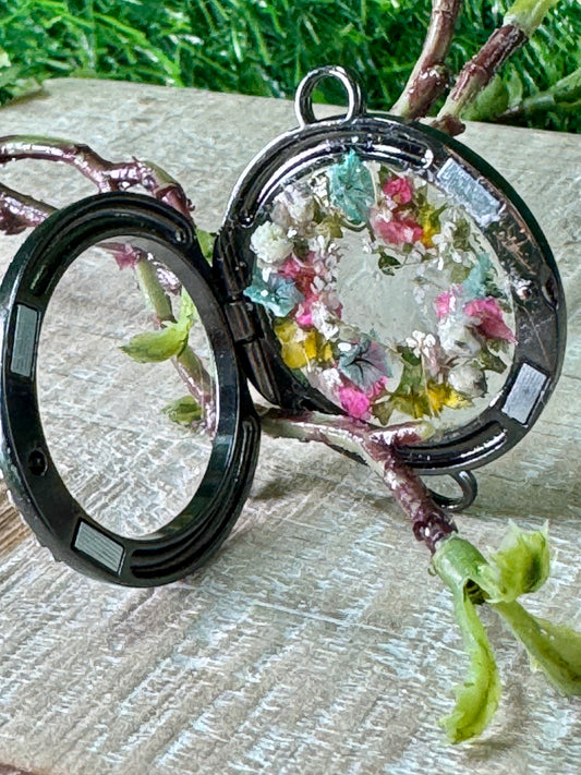 A Variety of Customizable Lockets for your Favorite Memories