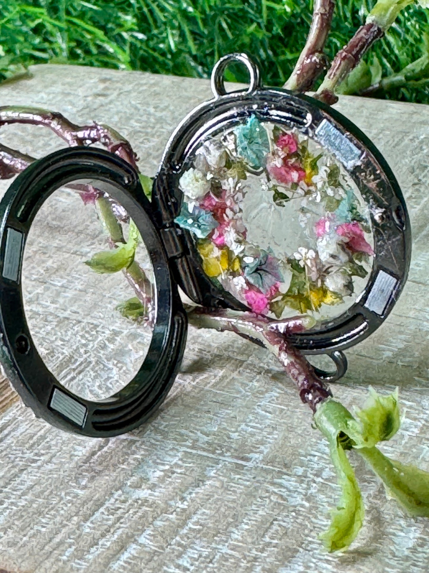 A Variety of Customizable Lockets for your Favorite Memories