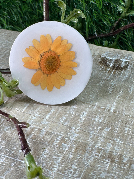 White Pendant and Yellow Daisy