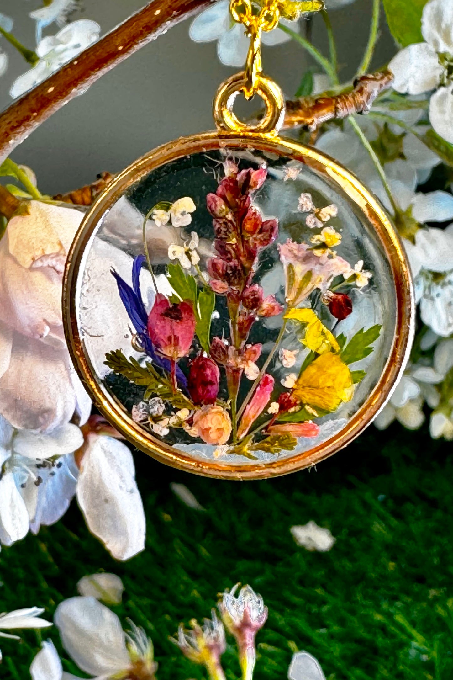 Garden in a Pendant design with Beautiful Flowers in a  Circle
