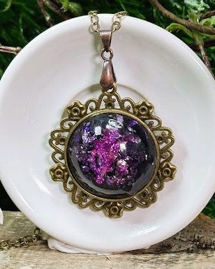 Glowing Puple Pendant that changes color in the Light
